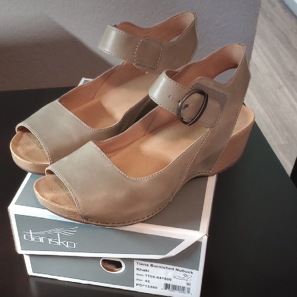 Dansko Khaki Sandals Classic Versatile Design